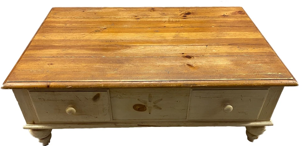 Mesa de centro de pino de granja Ethan Allen, blanco/pino desgastado Foto 2 de 4