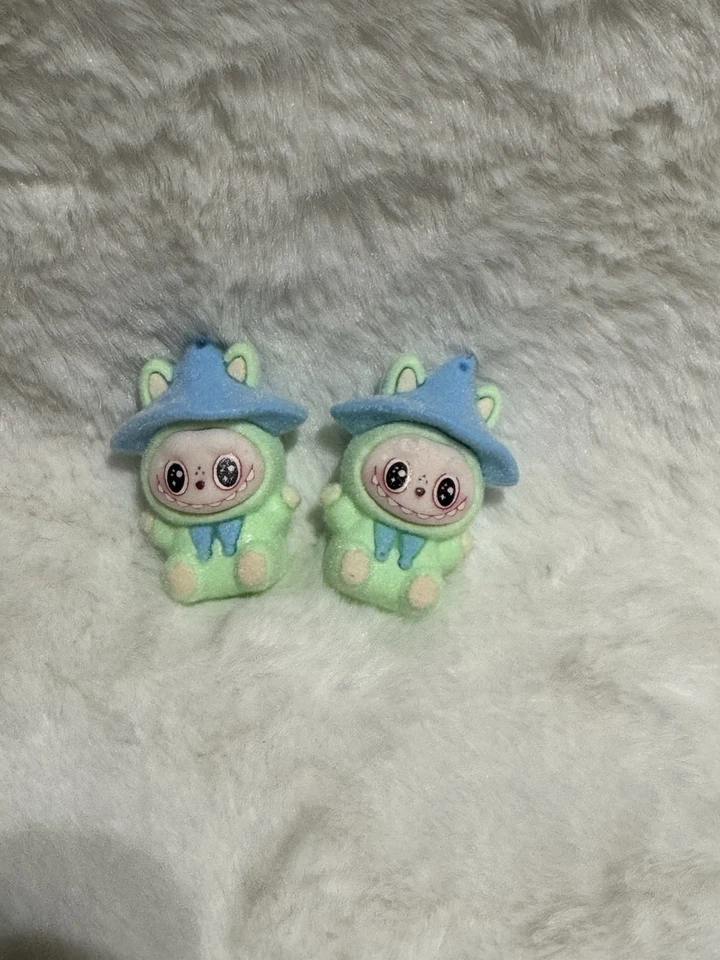 Mini Figura Sentada Pendientes Colgantes | Sombrero de Bruja Muñeca Difusa Núcleo Kawaii Joyería Foto 2 de 4