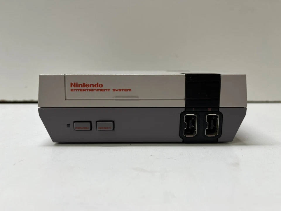 任天堂 CLV-001 - NES 迷你经典版控制台 (P14014888) — 第 3/4 张图片