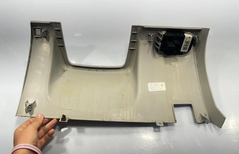 2013 GMC ACADIA НИЖНЯЯ ЛЕВАЯ ПРИБОРНАЯ ПАНЕЛЬ КОЛЕННЫЙ ВАЛИК ОТДЕЛКА ПАНЕЛЬ P/N 22938738 OEM Б/У - Изображение 4 из 4