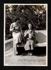 2 WOMEN PARK BENCH EATING DRINKING COCA COLA w/STRAW OLD/VINTAGE PHOTO-B549
