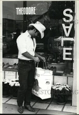1980 Press Photo of man outside a store on Rodeo Drive in Beverly Hills.