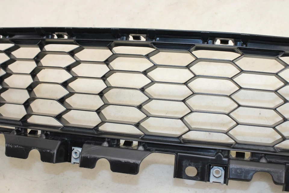 2017-2020 Fiat 124 Spider Abarth para-choque dianteiro grade inferior NC3J501T1 FABRICANTE DE EQUIPAMENTO ORIGINAL LK170 - Imagem 3 de 4