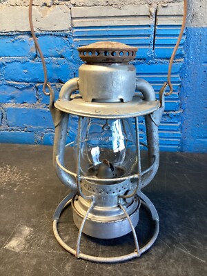 DIETZ VESTA NEW YORK CENTRAL 1922 RAILROAD LANTERN W/EMBOSSED N.Y.