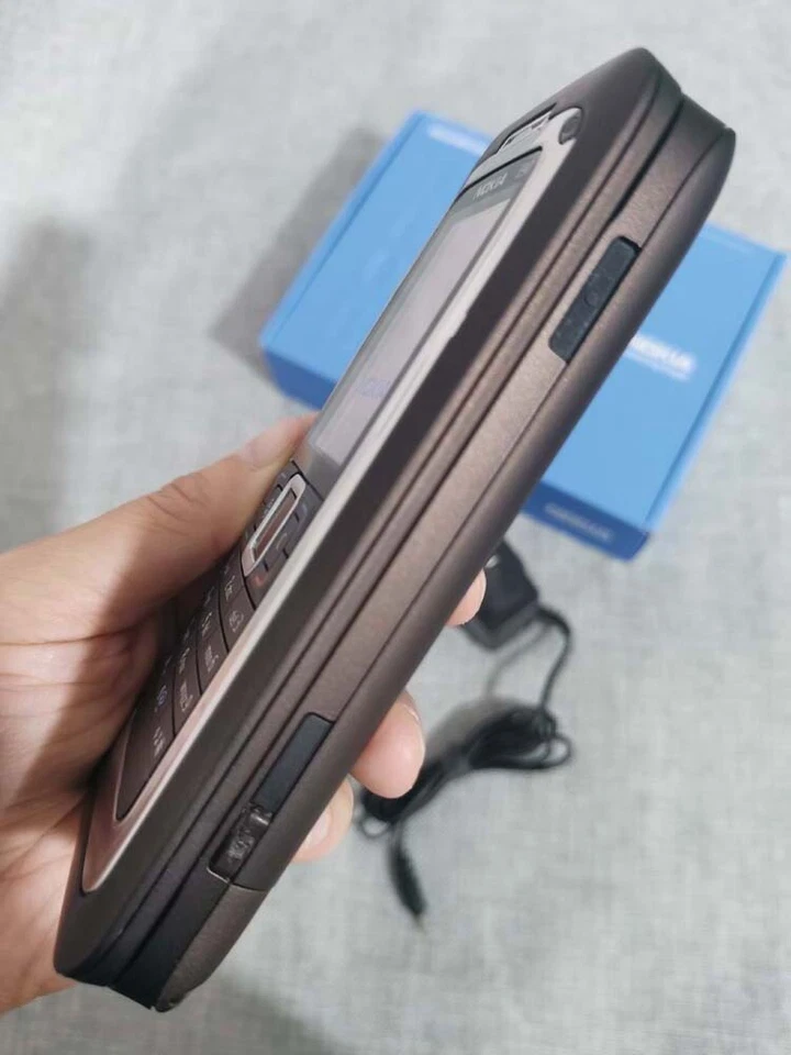 Nokia E Series E90 Communicator ,3G , Symbian , Business Foldable Keyboard Phone - Image 4 of 4