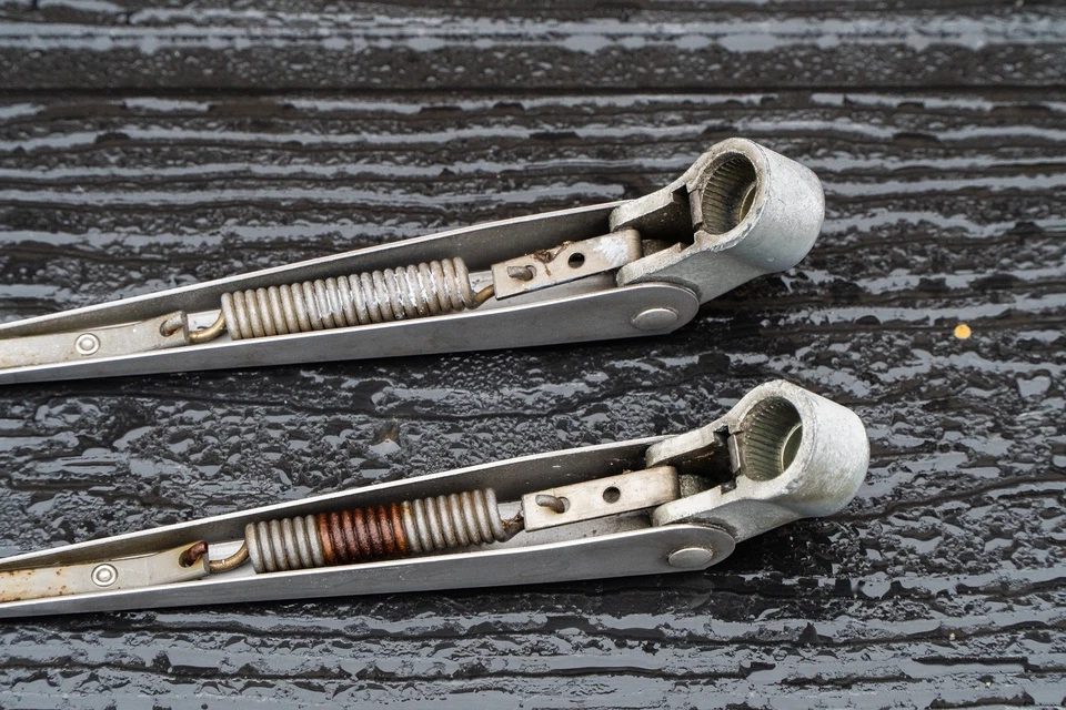 Brazos limpiaparabrisas Volvo P 1800 ES L+R Foto 3 de 4