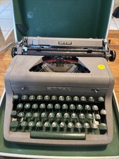 VINTAGE Royal Typewriter Quiet De Luxe  With Case thumbnail