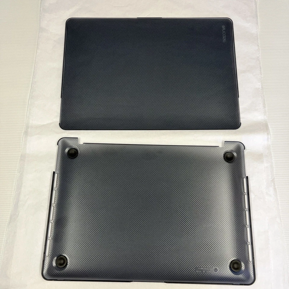 Incase 13 inch Hardshell for MacBook Pro 2022 BLACK Sleeve Protector Cover EUC - image 4 of 4