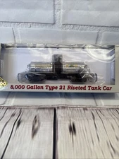 Life-Like Proto 2000 HO Scale GATX 8,000 Gallon Riveted Tank Car #15424