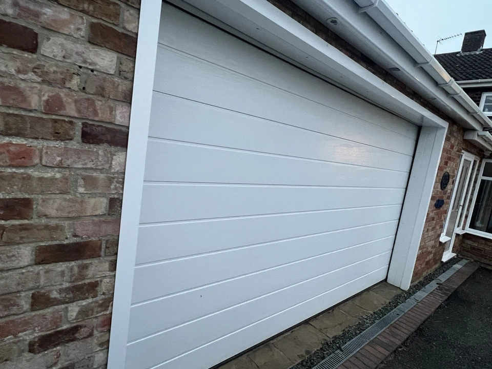 Electric Double Garage Door Garador 15ft wide (2.6m tall)   - Image 4 of 4