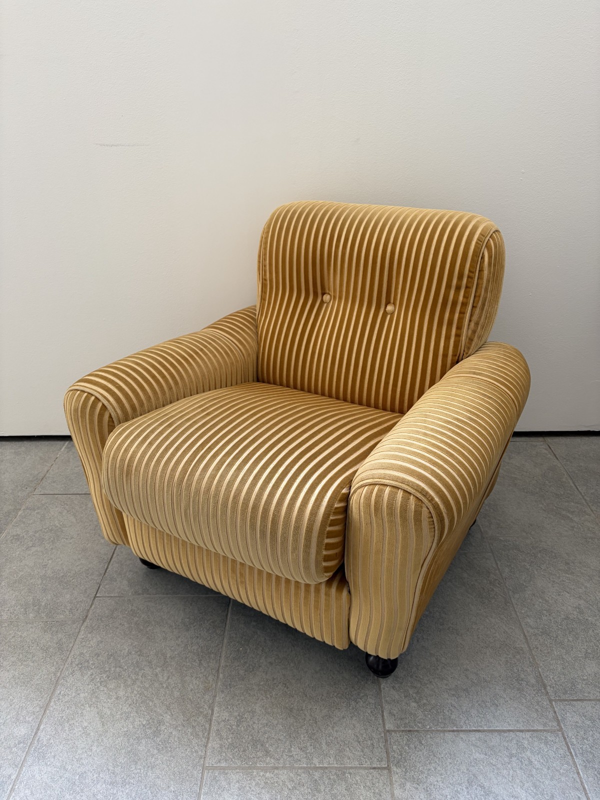 Poltrona Vintage in velluto beige - usata - stile anni 60
