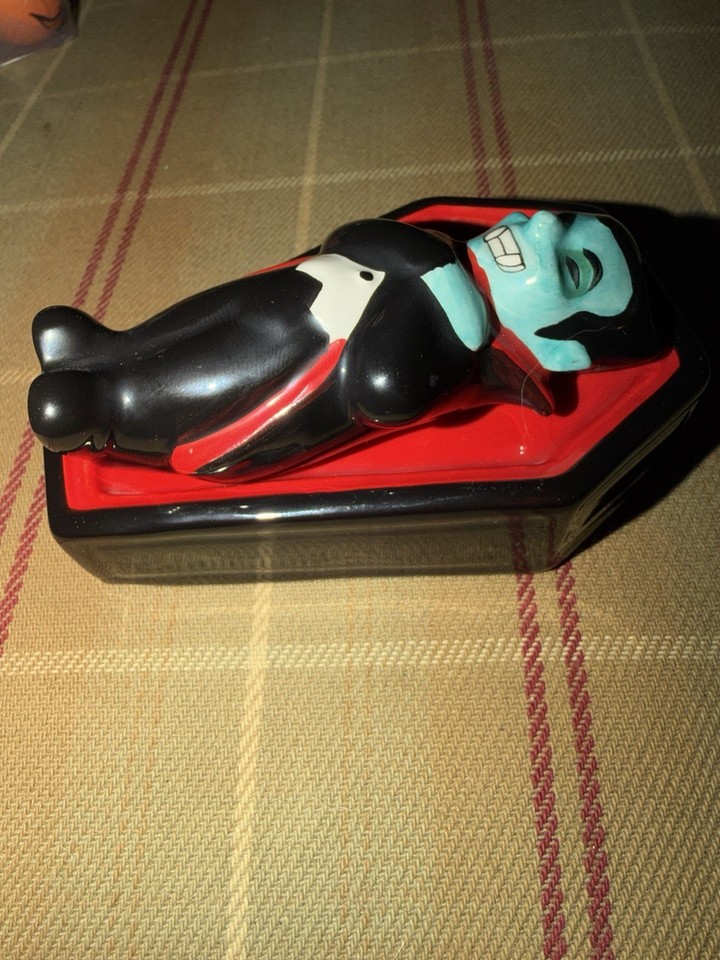 Halloween Salt And Pepper Set Dracula Coffin Vampire Spooky Vintage Novelty