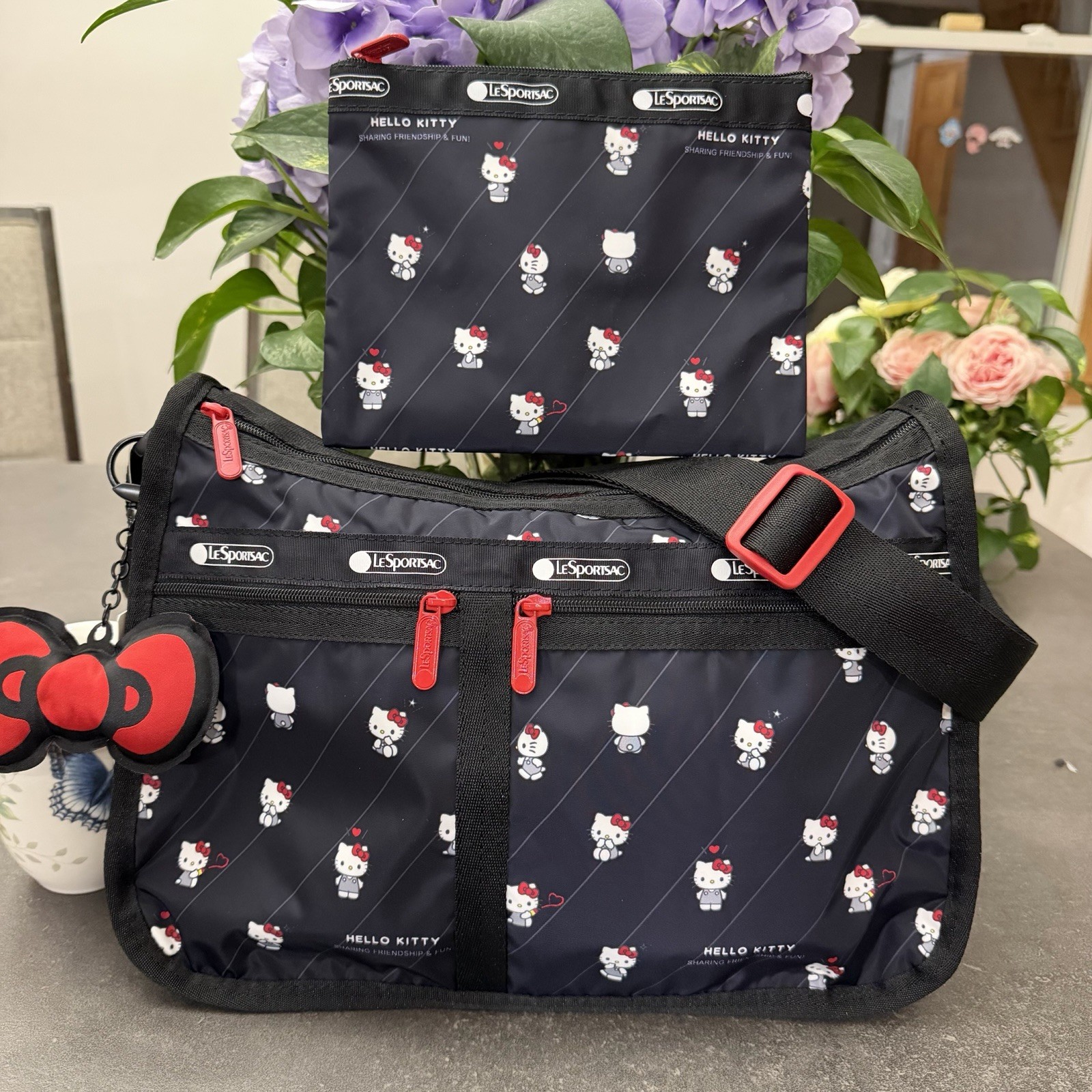Lesportsac Sanrio Hello Kitty Deluxe EVERYDAY Shoulder BAG M