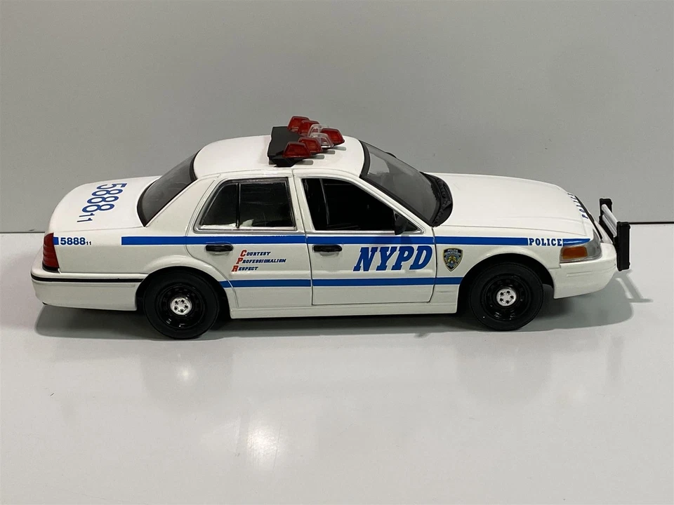 2011 Ford Crown Victoria NYPD Police Car 1:24 Scale Greenlight 85513 - Image 4 of 4