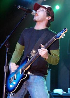 Hoobastank singer Doug Robb performs at KXTE Xtreme Radio's sold-o - Old Photo 7