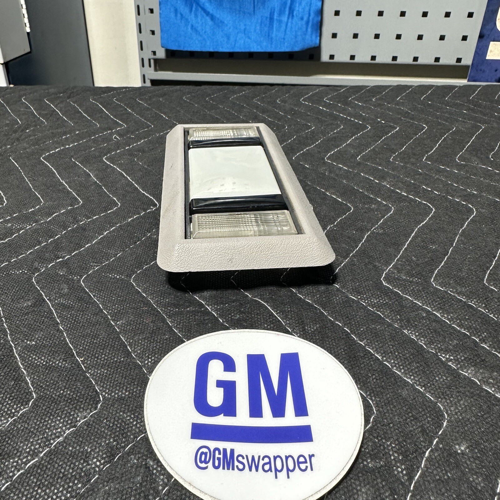 19881998 OBS Chevrolet (GMC) C/K 1500 dome light w/lens Suburban