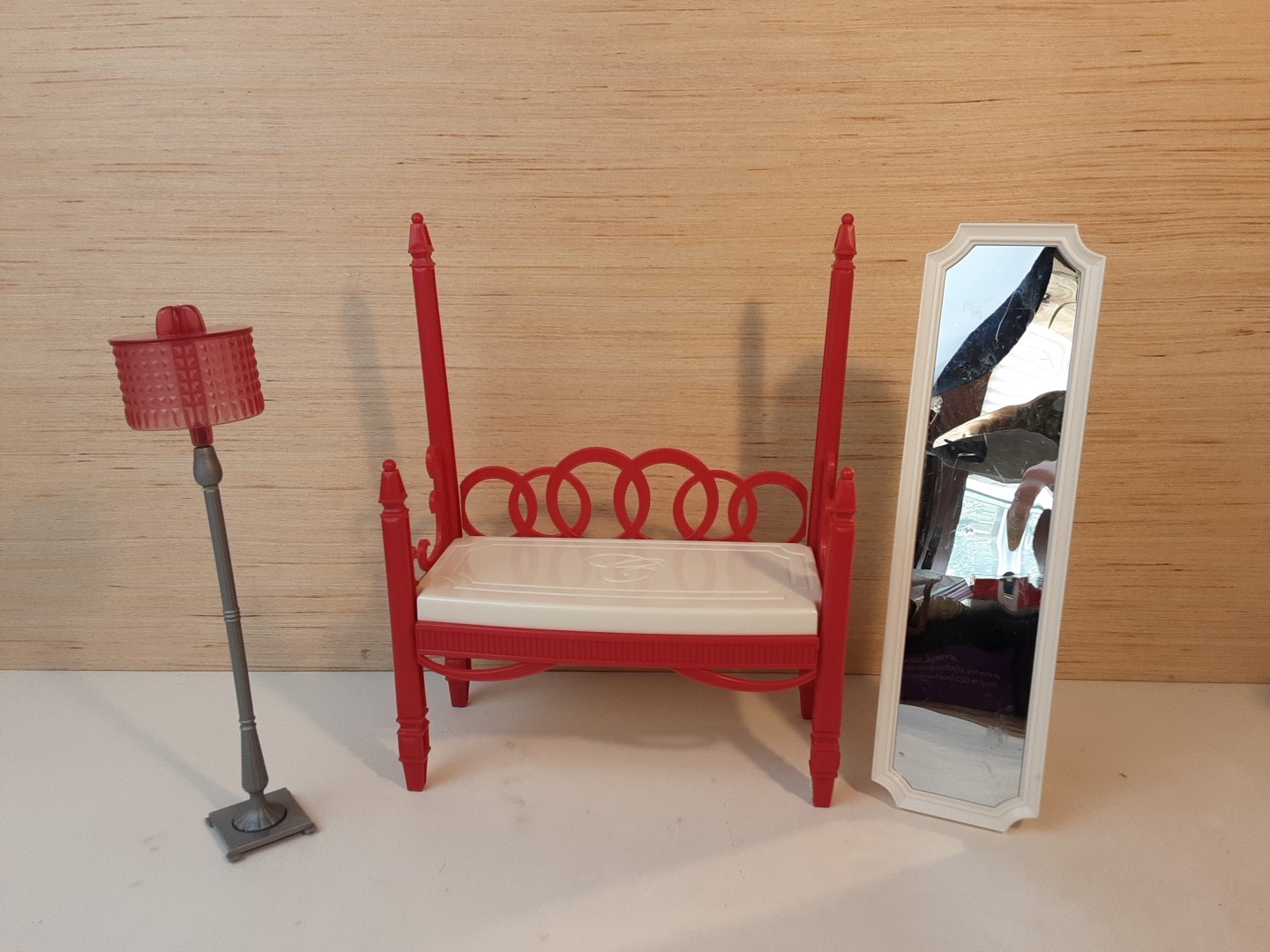 Bratz World Mansion Glam Cloe 2-in-1 Sofa Bed Mirror Lamp Be