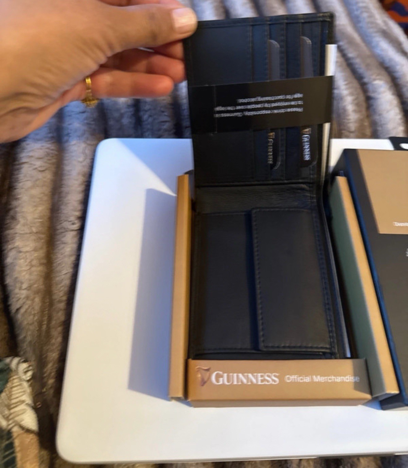 Guinness® Men’s Leather Wallet RFID Blocking Bi-Fold w/ Zipped Pocket & ID Windo image 3