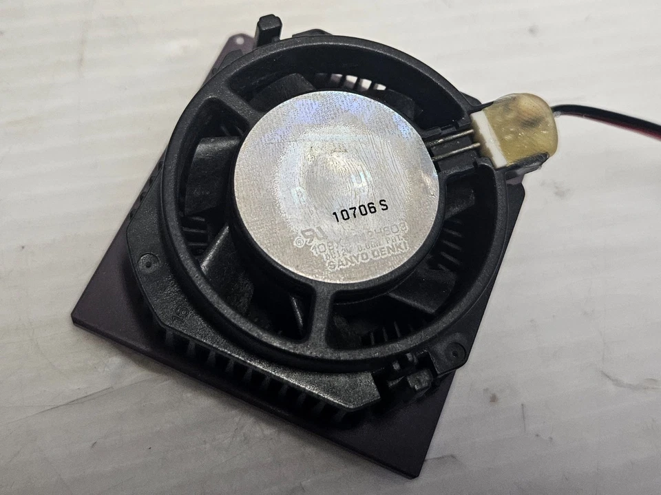 Intel Pentium 200MHz MMX, Socket 7, SL2S9, FSB 66MHz, with Genuine Intel FAN - Image 2 of 3