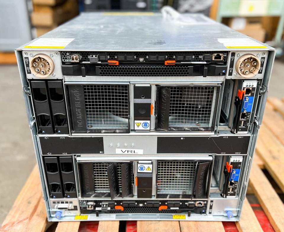 IBM BladeCenter H Enclosure 8852-4TM  with 11x HX5  Blades 2x46C7194 10Gb - Image 4 of 4