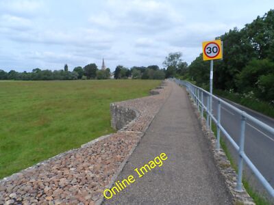 Foto 12x8 Damm führt zur Harrold Bridge Carlton \/SP9555 Der Damm c2013