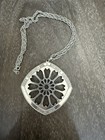 VINTAGE 1976 PEWTER ROSE WINDOW MEDALION NECKLACE, BY KIRK, BOURGES CATHEDRAL  — photo 2