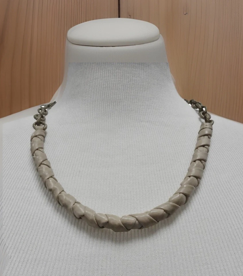 Gargantilla trenzada gruesa con eslabón de firma tono dorado tostado collar de cuero ELIE TAHARI Foto 2 de 4