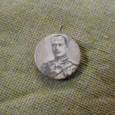 #D382. LORD KITCHENER  TIN BADGE