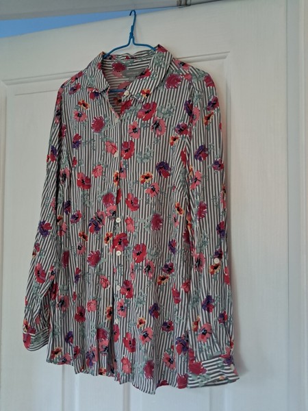 Suzannegrae Grey Floral Collared Button Blouse Long Sleeve Women’s Size 12