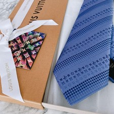 Cravatta Louis Vuitton Damier Monogram blu mai usata in scatola originale dal...