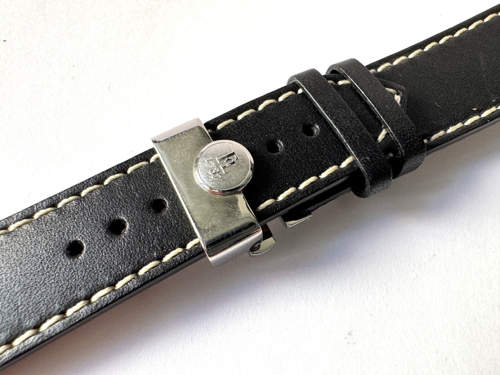 FAVRE LEUVA CORREA DE PIEL NEGRA CON CIERRE DEPLOYANTE 20MM, SWISS