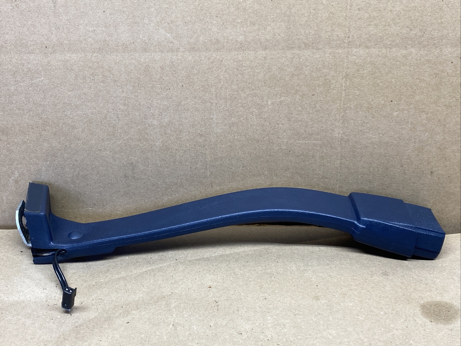 1998 CHEVROLET C1500 EXTENDED CAB LEFT BENDIX STYLE SEAT BELT RECEIVER