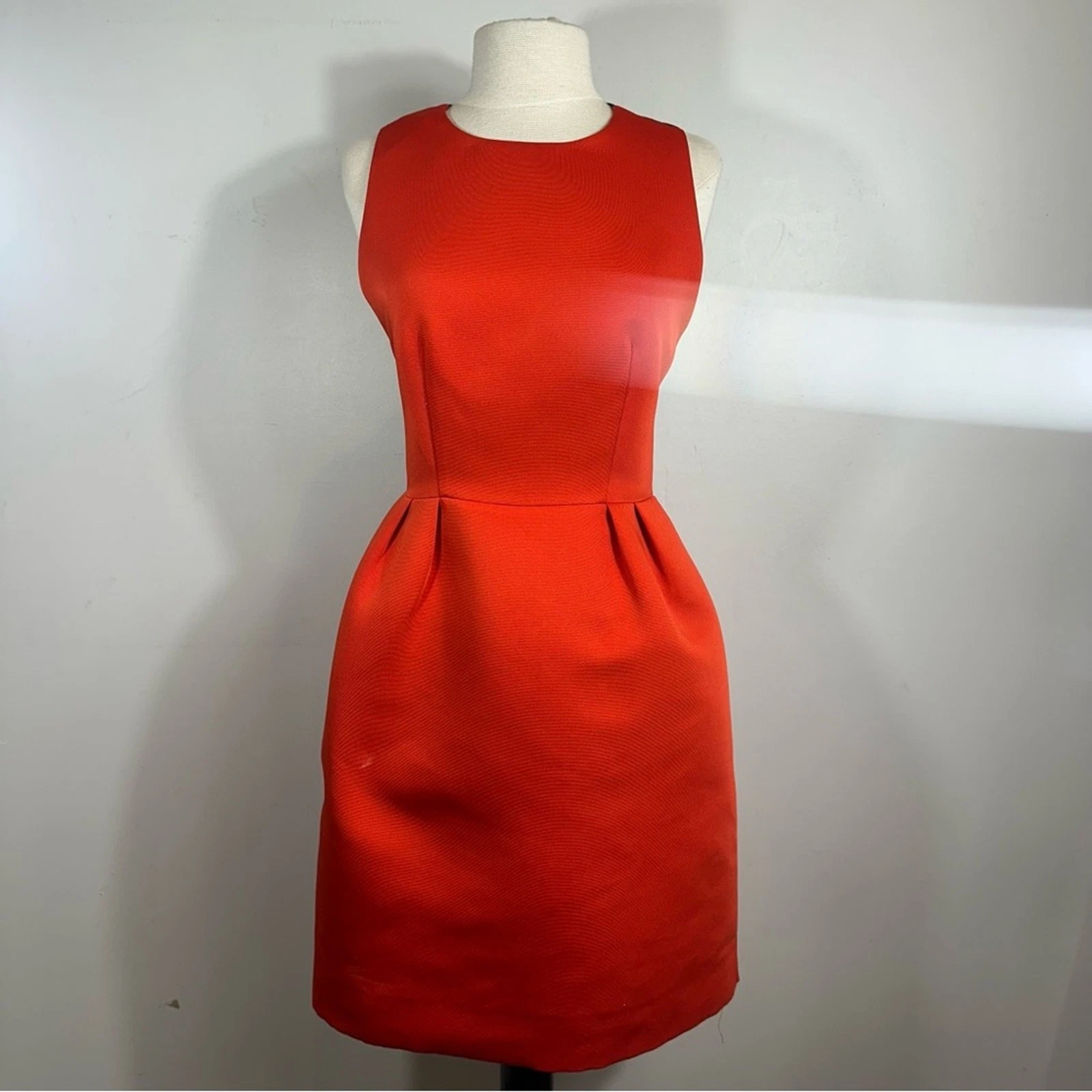 Abito da cocktail Kate Spade rosso in raso tubino con dettaglio fiocco nero taglia 4