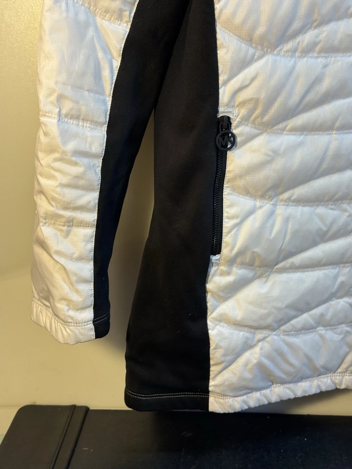 Chaqueta acolchada de plumas Michael Kors para mujer grande blanca negra larga al aire libre Foto 4 de 4