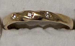 14K Gold Women’s Band With 3 Diamonds 2G About Size 9/10