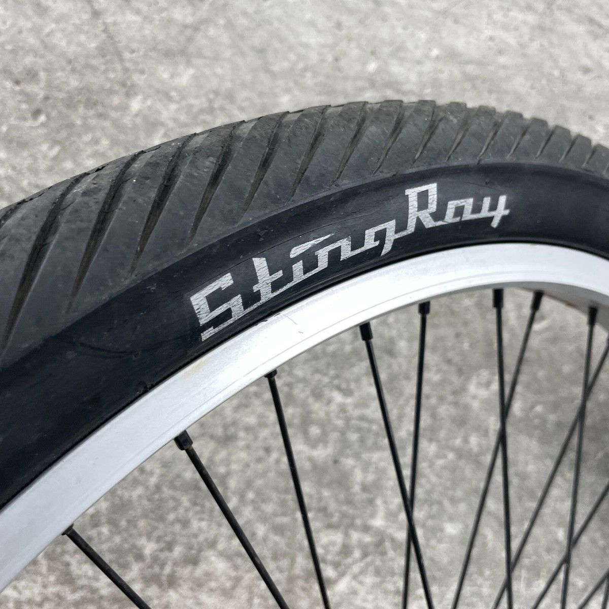 激レア Schwinn Sting-Ray wheel tire Schwinn Stingray OCC Chopper Front Wheel SMALL YOUTH 18 Inch