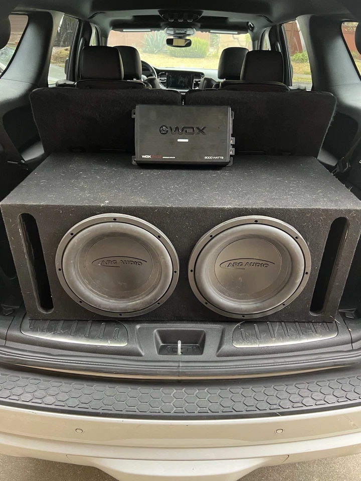 Subwoofer de audio de arco de 2 pulgadas con caja y amplificador recién sacado de un auto que vendí Foto 2 de 4