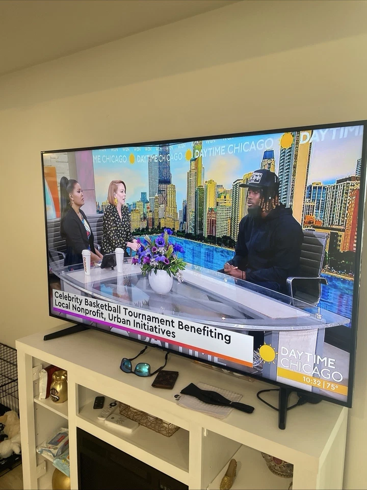 Sofá Love Seat mesa de comedor 6 escaleras 85 pulgadas Samsung también 65 pulgadas Samsung  Foto 2 de 4