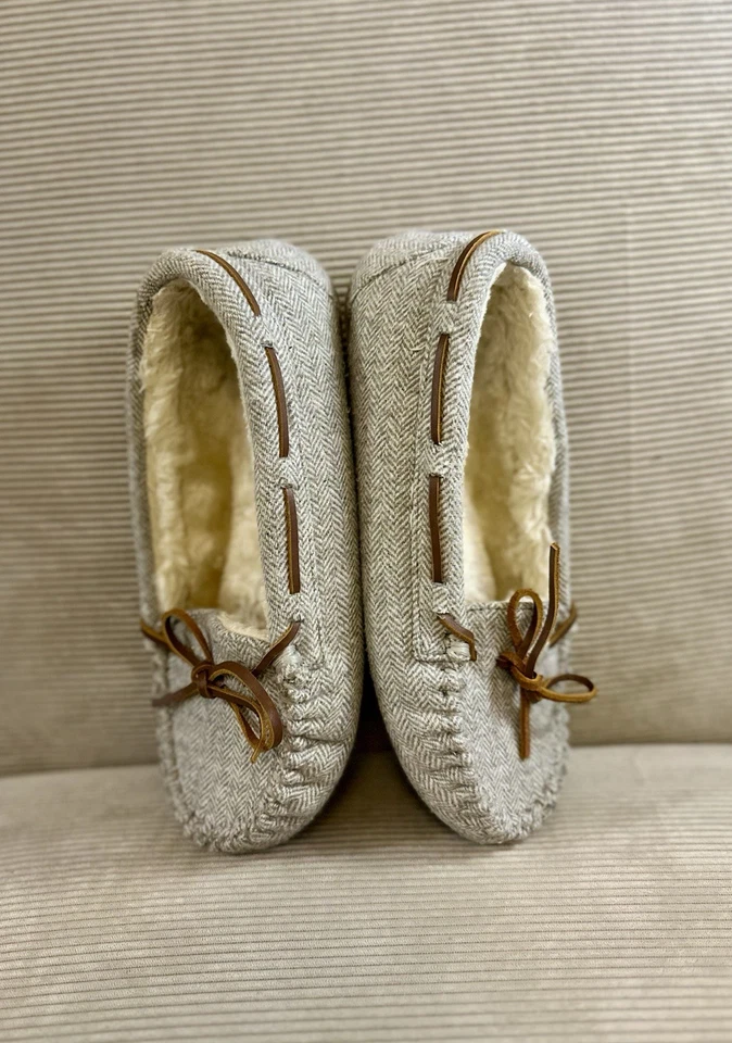 Zapatilla para mujer Minnetonka Britt Trapper forrada de piel gris antideslizante talla 9,5 Foto 4 de 4