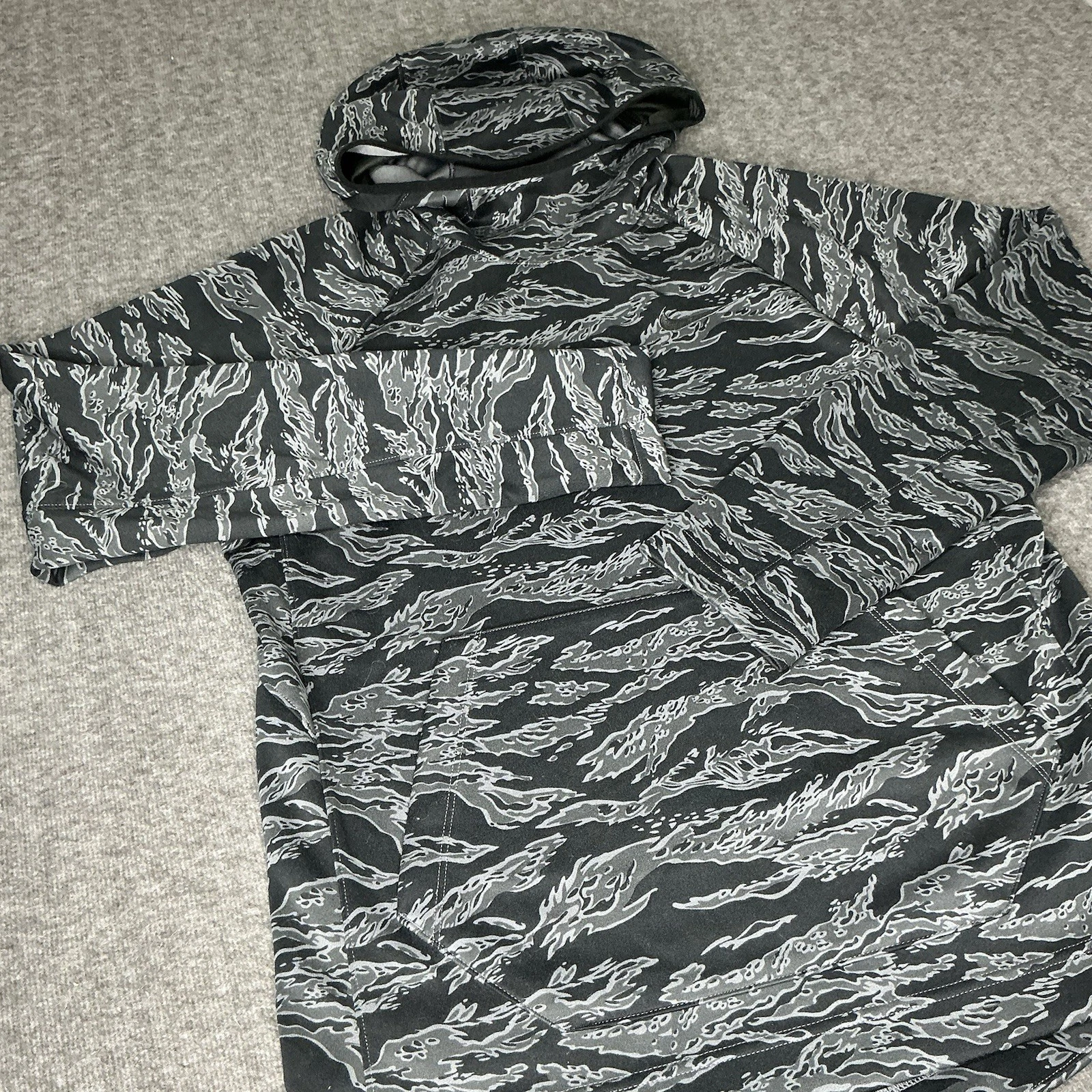 Nike Spotlight Hoodie Mens M Gray Tiger Stripe Camo AOP Basketball AV8958-021