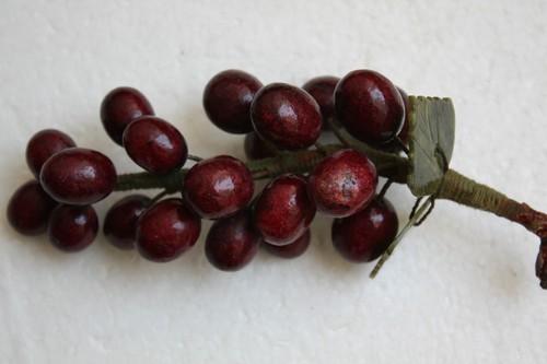 Sculture frutta pietra lucida pietra rossa grappolo uva con foglie di giadeite - Foto 3 di 12