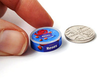 DOLLS HOUSE MINIATURE 1:12 * ROSES CHOCOLATES TUB * COMBINED P+P