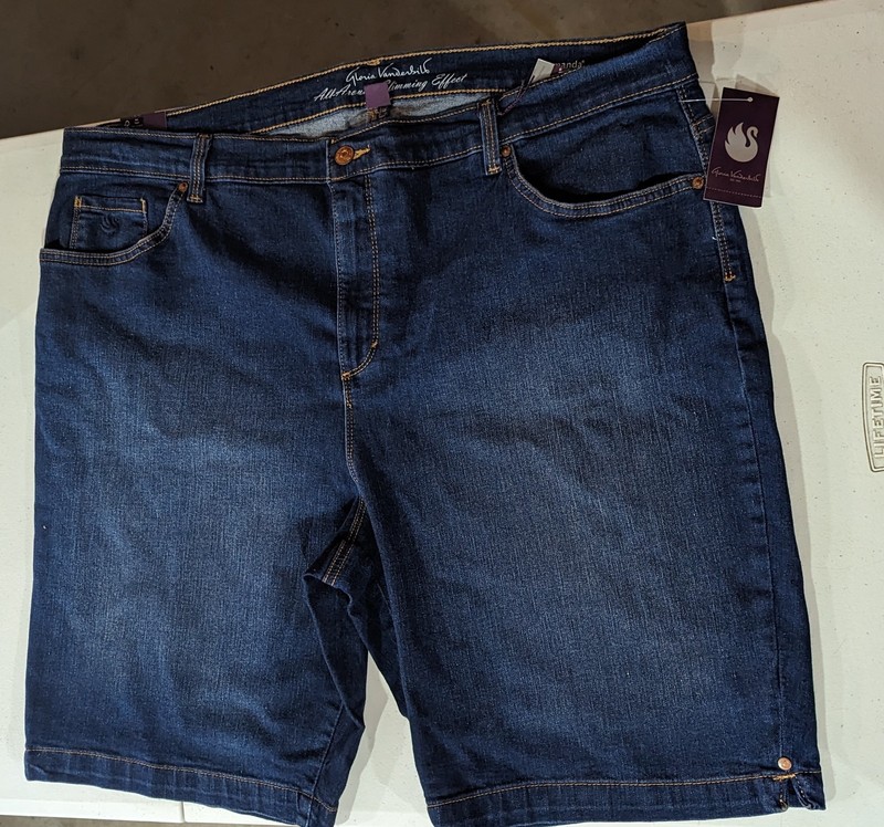 NWT Gloria Vanderbilt Amanda Bermuda Short 22W