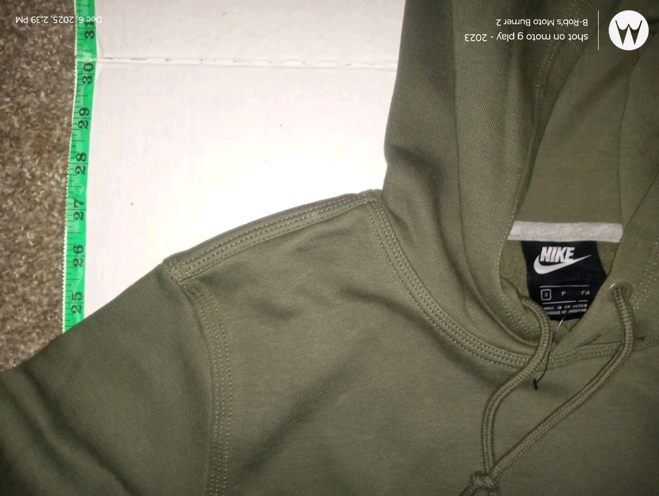Sudadera con capucha pulóver pequeña oliva Nike Therma Fit para mujer  Foto 3 de 3