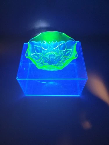 Hazel Atlas Diamond Arches Green Ruffled Berry Bowl Uranium Glow Ashtray