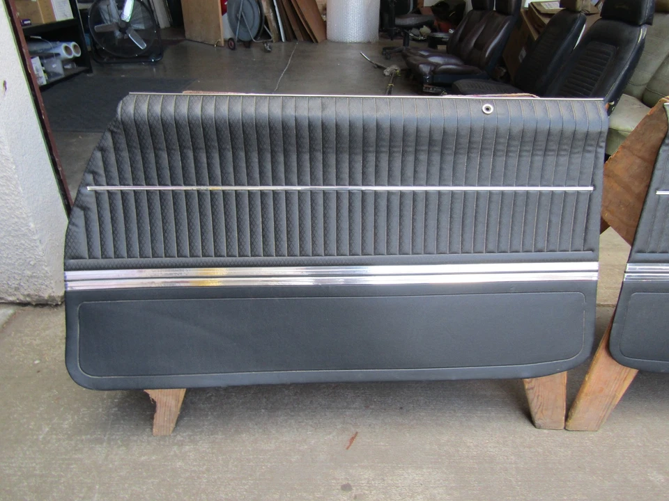 Oldsmobile Cutlass Holiday "S" 1969 par de paneles de puerta delantera premontados negros Foto 2 de 4