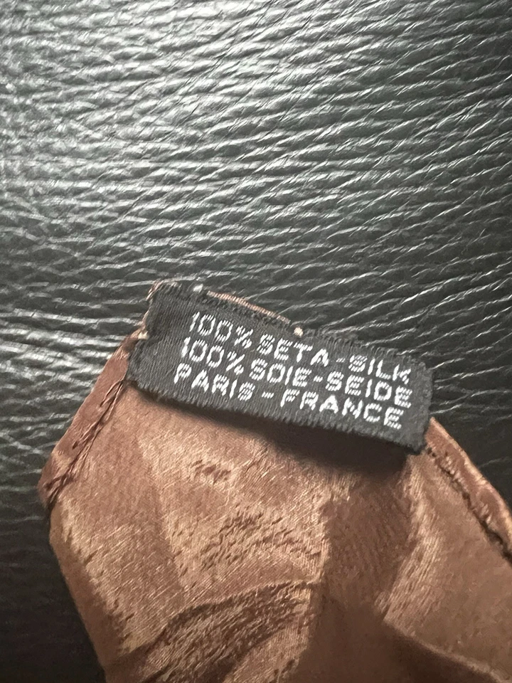 Bufanda de Seda Fendi Vintage Logo Marrón Estampado Geométrico 100% Seda Hecha en Francia Foto 4 de 4