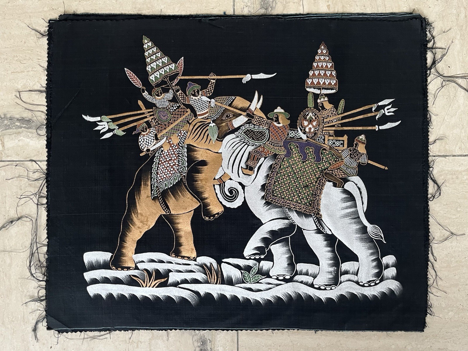 Tenture murale éléphants de guerre style thaï pour habiller un mur vide sans faire de grands travaux
