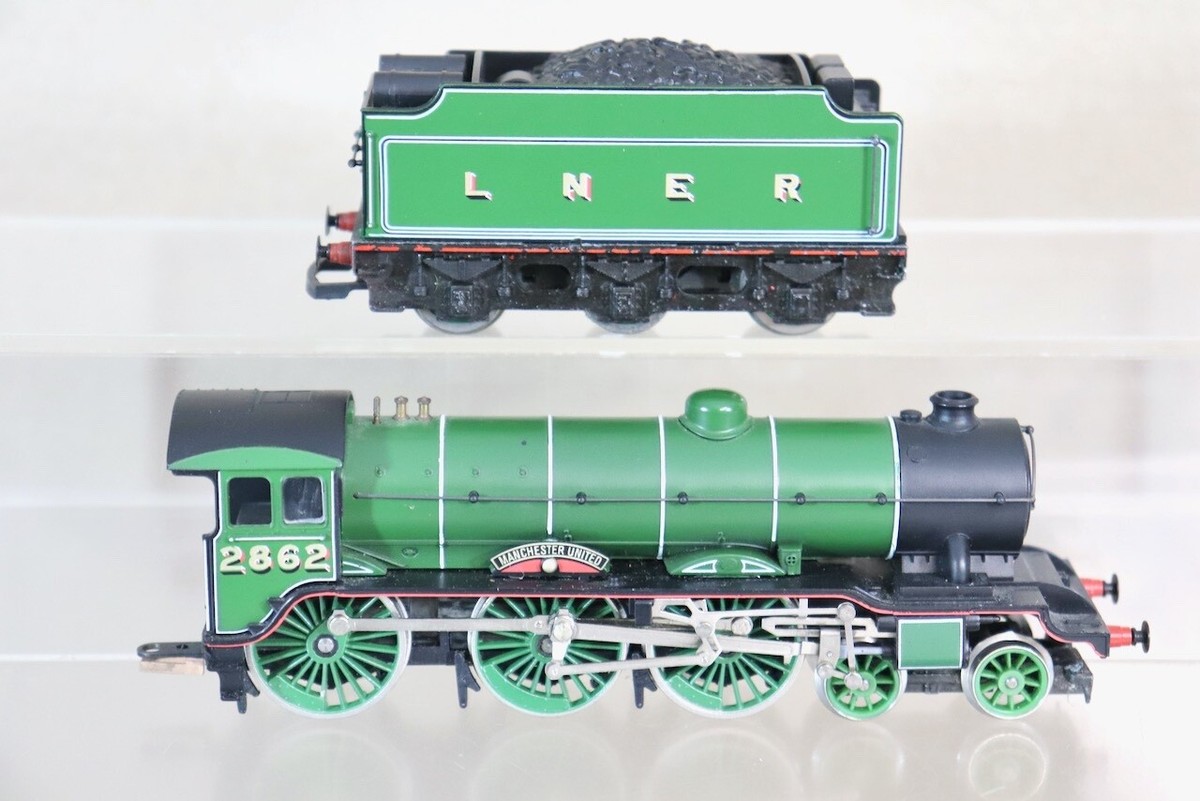 HORNBY R2017 MANCHESTER UNITED TRAIN PACK LNER 4-6-0 B17 HORNBY R2017 MANCHESTER UNITED TRAIN PACK LNER 4-6-0 B17