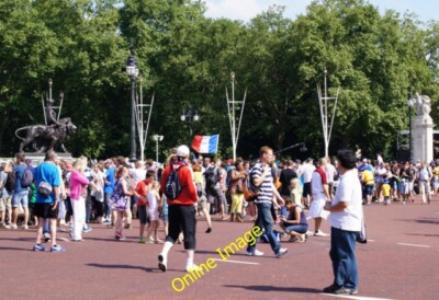Photo 6x4 Olympic Crowds Westminster People milling around watching the M c2012